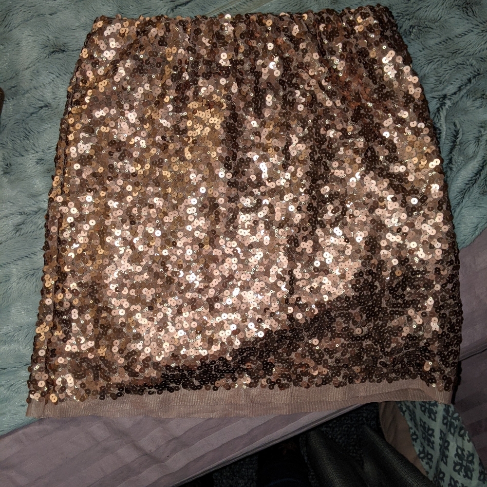 Pretty sequined fitted mini skirt. Rose gold color
